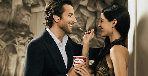 Spot Häagen Dazs con Bradley Cooper y Jana Pérez.