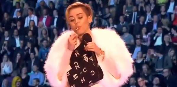 Miley Cyrus fuma un porro en gala MTV EMA