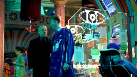 christoph-waltz-takes-a-stroll-in-first-clip-from-the-zero-theorem-imagen-2-cineralia
